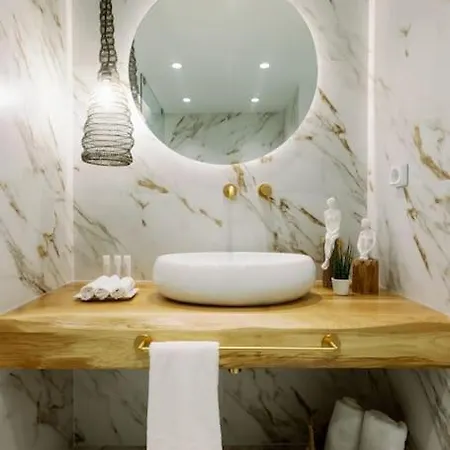 Venus With Hot Tub *